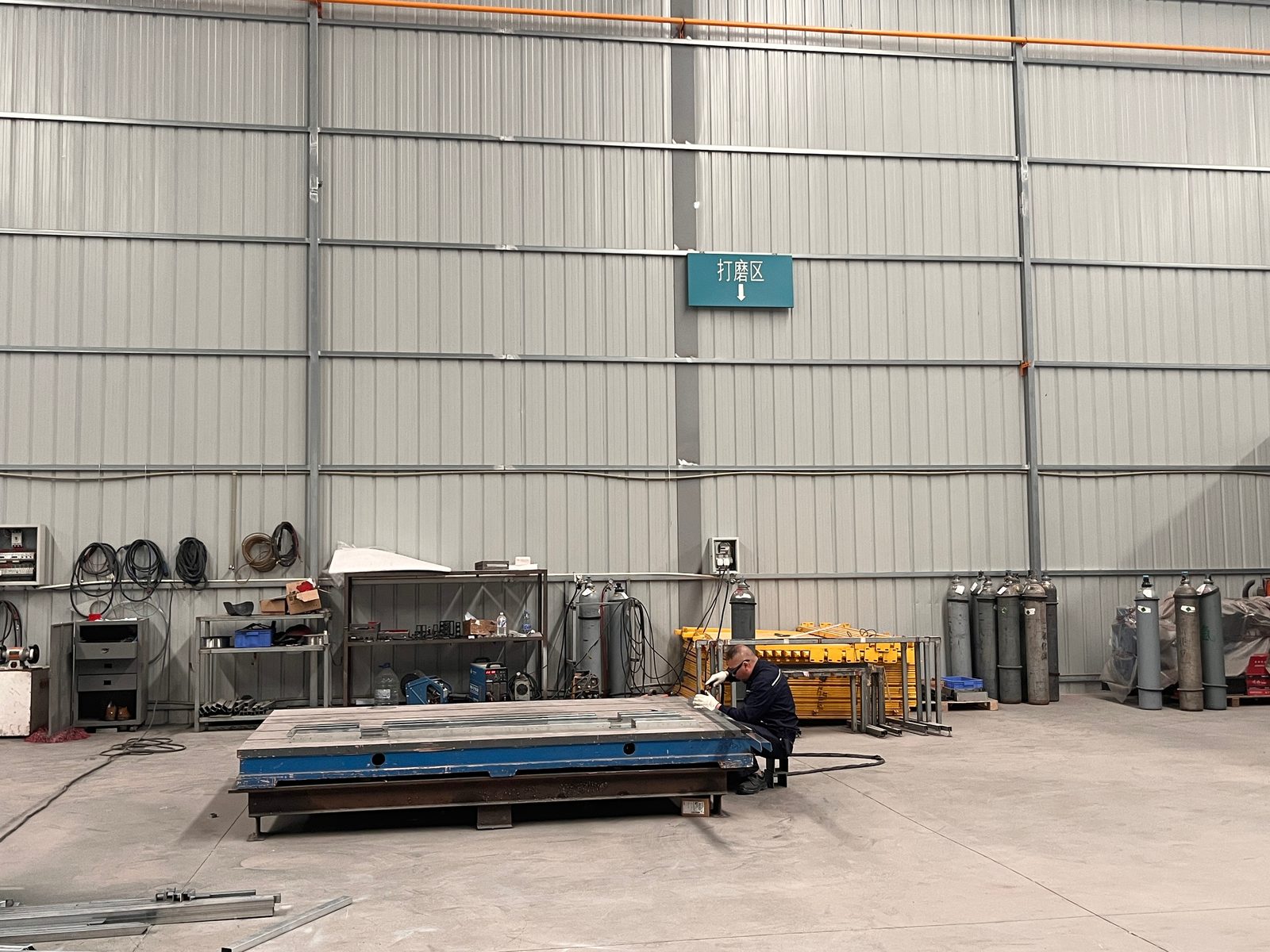 Welding and grinding bay
