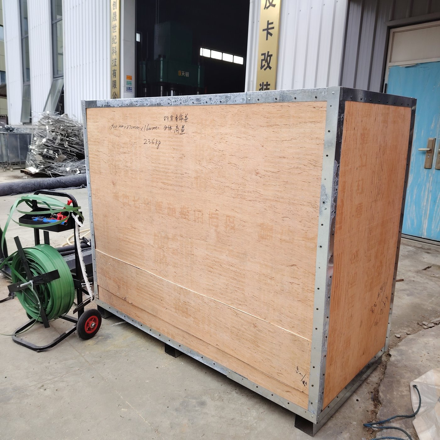 Model and dimensions stencilled on every case